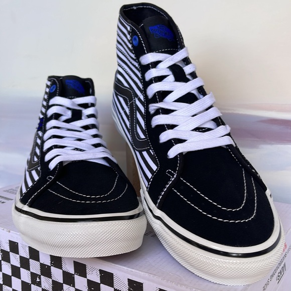 Vans WMNS Skate Sk8-Hi D
Breana Geering Black/White
VN0A5KYBBA2
Sneakers - Picture 7 of 16